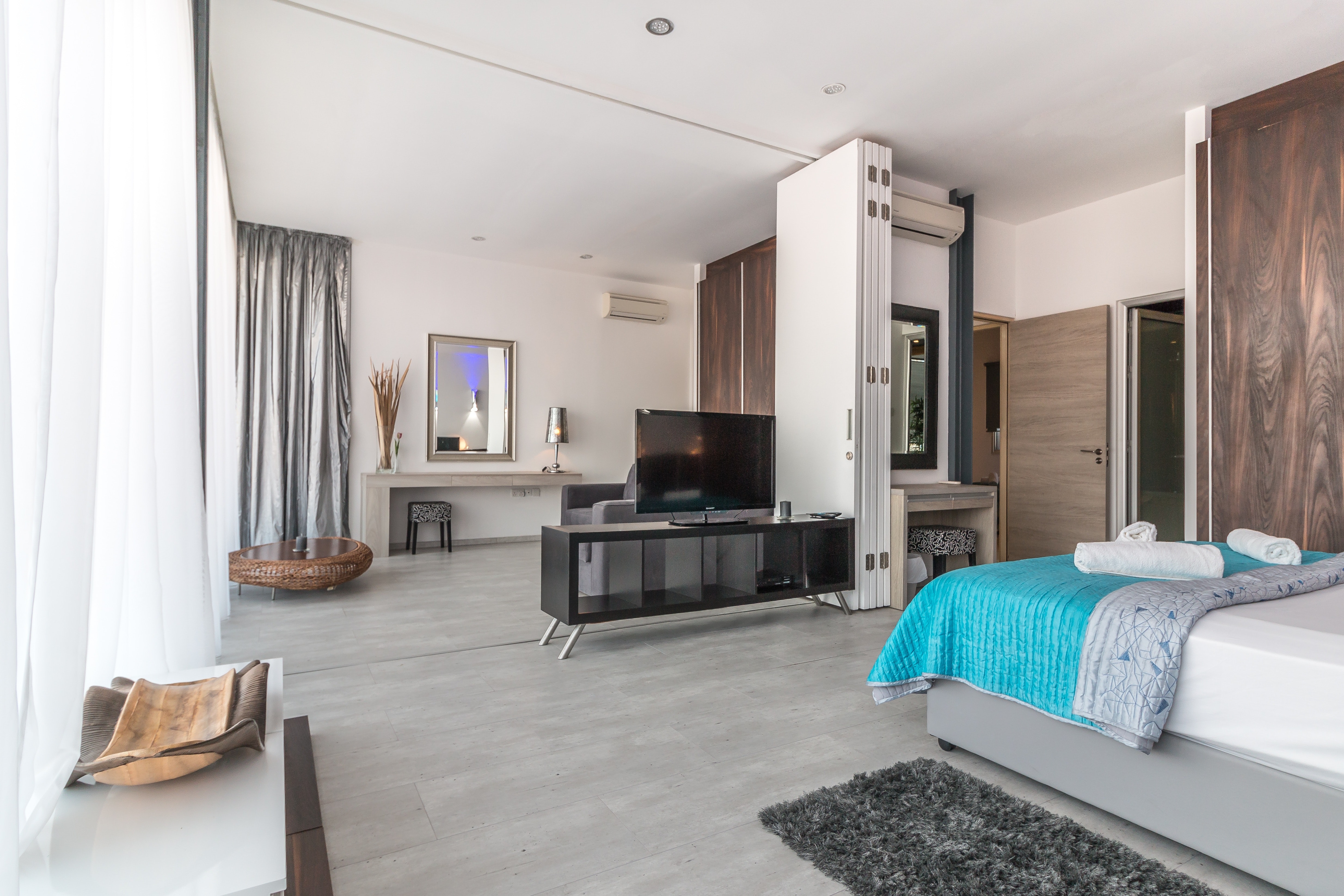suite hotel room